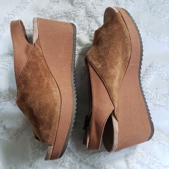 Vionic Camel Platform Wedges - Picture 4 of 7